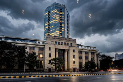 Reserve Bank of India building in Mumbai at dusk. Base photo: Pinakpani / Wikimedia Commons, CC BY-SA 4.0 (background composite)
