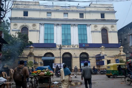 State Bank of India Chandni Chowk branch in Old Delhi, generated from a real photo by Pinakpani, Wikimedia Commons, CC BY-SA 4.0.
