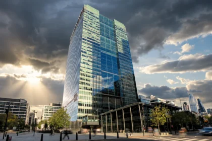 One Churchill Place, Barclays' global headquarters at Canary Wharf, London. Photo: Acabashi / Wikimedia Commons (CC BY-SA 4.0), AI-rendered editorial composite.