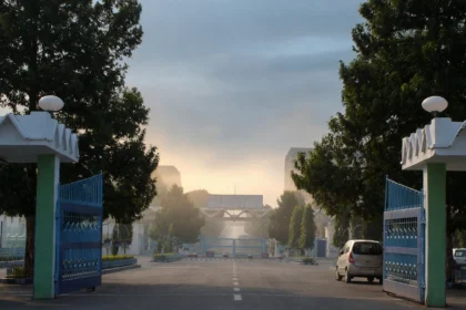 Entrance of a BHEL manufacturing plant. Reference photo: Ekabhishek / Wikimedia Commons (CC BY-SA 3.0), editorial composite.