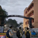 Aspirants with documents outside the Patna Medical College gate in Patna, Bihar. Reference photo: Drgopalpmch / Wikimedia Commons, CC BY-SA 4.0.