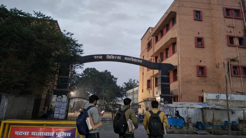Aspirants with documents outside the Patna Medical College gate in Patna, Bihar. Reference photo: Drgopalpmch / Wikimedia Commons, CC BY-SA 4.0.