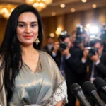 Padmini Kolhapure at a press conference. Photo: Bollywood Hungama / Wikimedia Commons (CC BY 3.0), background composite.