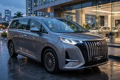 Denza D9 luxury electric MPV parked outside a premium dealership at night. Photo: User3204 / Wikimedia Commons (CC BY-SA 4.0), composite background.