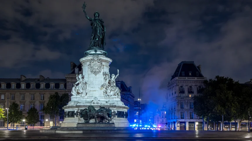 Monument a la Republique at Place de la Republique, Paris, under the overnight curfew during the October 2026 riots. Base photo: Dr. Thomas Liptak / Wikimedia Commons (CC BY-SA 4.0), news-style composite.