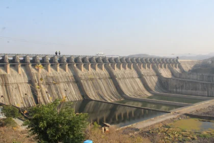 Sardar Sarovar Dam scene, based on a photo by Vijayakumarblathur / Wikimedia Commons (CC BY-SA 4.0).
