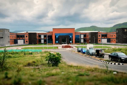 IIIT Pune academic building. Reference photo: Indian Institute of Information Technology, Pune / Wikimedia Commons (CC0); AI-generated composite.