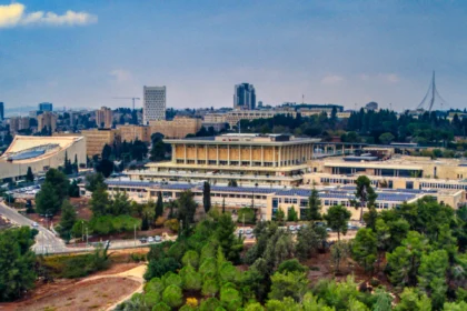 The Knesset building in Jerusalem. Photo: Agmonsnir / Wikimedia Commons.
