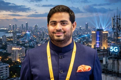 Akash Ambani — Photo: PMO India / Wikimedia Commons (background composite)