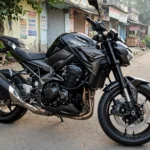 The 2027 Kawasaki Z900 in Ebony and Metallic Carbon Gray. Image generated from a real reference photo (CC0, Wikimedia Commons).