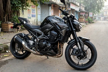 The 2027 Kawasaki Z900 in Ebony and Metallic Carbon Gray. Image generated from a real reference photo (CC0, Wikimedia Commons).
