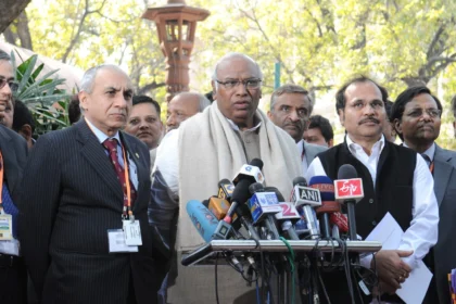 Mallikarjun Kharge briefing the media in New Delhi. Archive photo: Ministry of Railways, Government of India / Wikimedia Commons (GODL-India).