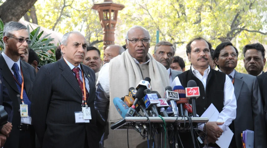 Mallikarjun Kharge briefing the media in New Delhi. Archive photo: Ministry of Railways, Government of India / Wikimedia Commons (GODL-India).