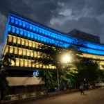 LIC Central Office, Mumbai. Photo: PIYUSH P PUJARI / Wikimedia Commons (CC BY-SA 4.0), background composite