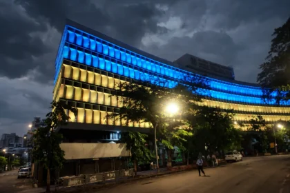 LIC Central Office, Mumbai. Photo: PIYUSH P PUJARI / Wikimedia Commons (CC BY-SA 4.0), background composite