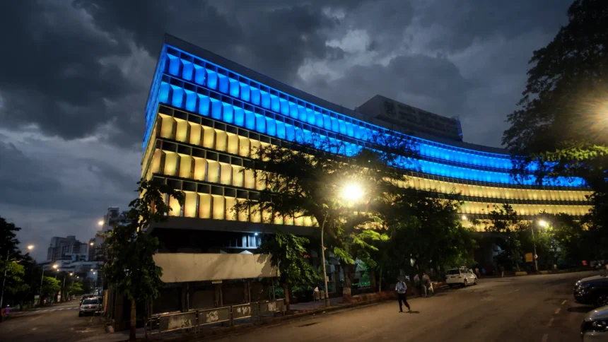 LIC Central Office, Mumbai. Photo: PIYUSH P PUJARI / Wikimedia Commons (CC BY-SA 4.0), background composite