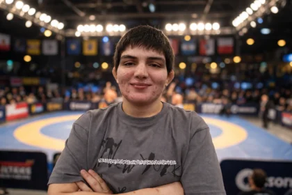 Manisha Bhanwala in front of a wrestling arena. Photo: Mayurisaxena30 / Wikimedia Commons (background composite).