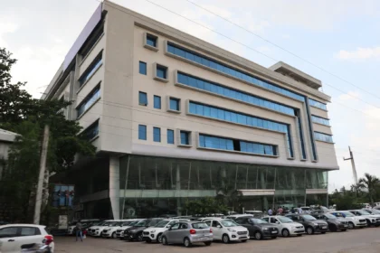 A Maruti Suzuki dealership in India. Reference photo: Wasiul Bahar / Wikimedia Commons (CC BY-SA 4.0); editorial image grounded in the real photo.