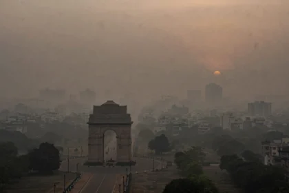 India Gate in smog