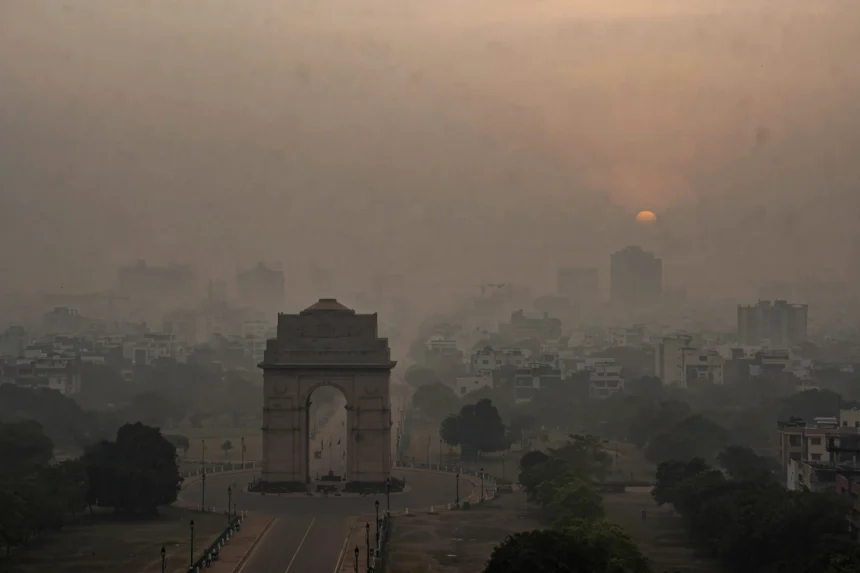 India Gate in smog