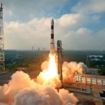 PSLV rocket launching from SDSC SHAR, Sriharikota. Photo: Indian Space Research Organisation / Wikimedia Commons (GODL-India), composite by Informeia.