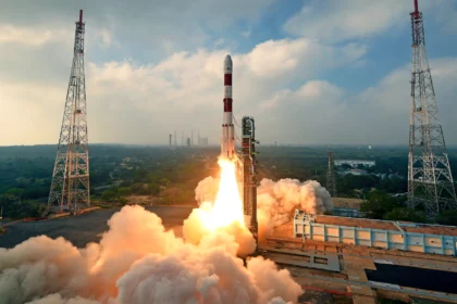 PSLV rocket launching from SDSC SHAR, Sriharikota. Photo: Indian Space Research Organisation / Wikimedia Commons (GODL-India), composite by Informeia.