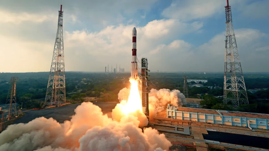 PSLV rocket launching from SDSC SHAR, Sriharikota. Photo: Indian Space Research Organisation / Wikimedia Commons (GODL-India), composite by Informeia.