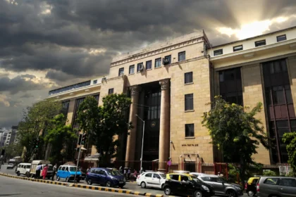 Reserve Bank of India headquarters in Mumbai. Photo: Anurag Vijay 03 / Wikimedia Commons (AI composite background)
