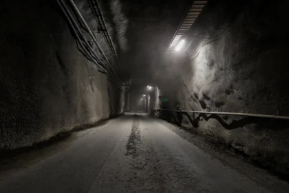 Onkalo deep geological repository tunnel, Finland. Reference photo: kallerna / Wikimedia Commons (CC BY-SA 4.0); editorial composite.