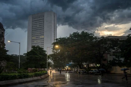 Reserve Bank of India headquarters tower in Mumbai (background composite; building photo: Wikimedia Commons, CC BY-SA 3.0)