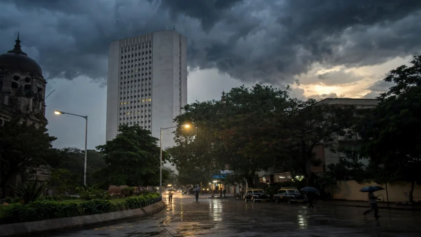 Reserve Bank of India headquarters tower in Mumbai (background composite; building photo: Wikimedia Commons, CC BY-SA 3.0)