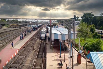 Vande Bharat Express at Balasore railway station. Photo: Khan Subhendu / Wikimedia Commons (CC BY-SA 4.0), editorial composite.