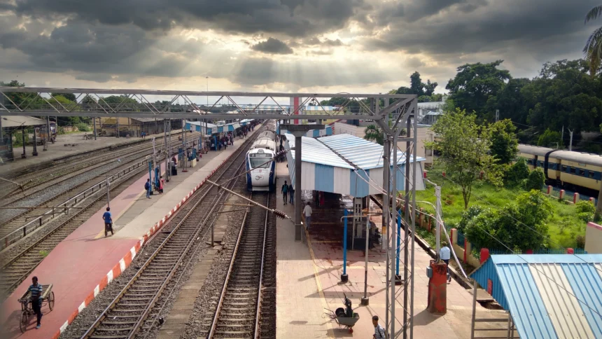Vande Bharat Express at Balasore railway station. Photo: Khan Subhendu / Wikimedia Commons (CC BY-SA 4.0), editorial composite.