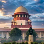 Supreme Court of India building in New Delhi. Reference photo: Subhashish Panigrahi / Wikimedia Commons (CC BY-SA 4.0); editorial composite.