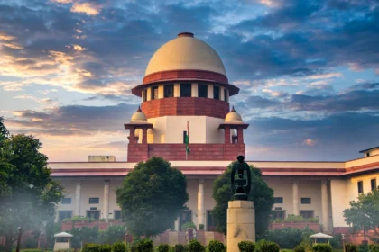 Supreme Court of India building in New Delhi. Reference photo: Subhashish Panigrahi / Wikimedia Commons (CC BY-SA 4.0); editorial composite.