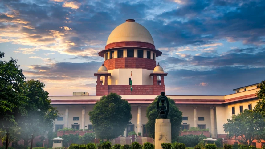 Supreme Court of India building in New Delhi. Reference photo: Subhashish Panigrahi / Wikimedia Commons (CC BY-SA 4.0); editorial composite.