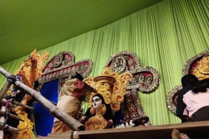 Women applying sindoor to Goddess Durga during Sindur Khela at a Kolkata pandal. Archive photo: Goutam1962 / Wikimedia Commons (CC BY-SA 4.0)