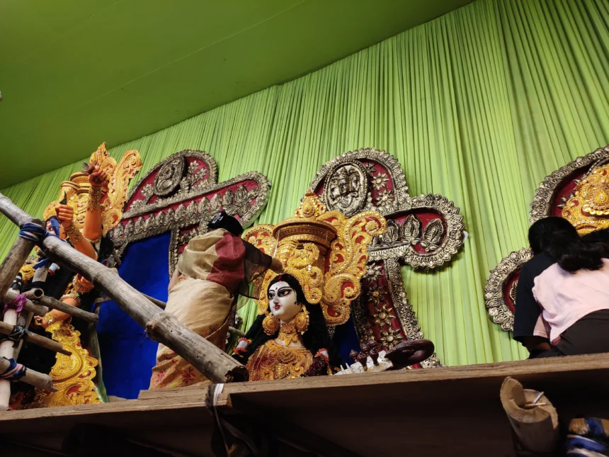 Women applying sindoor to Goddess Durga during Sindur Khela at a Kolkata pandal. Archive photo: Goutam1962 / Wikimedia Commons (CC BY-SA 4.0)
