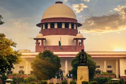 Supreme Court of India building at sunset. Photo: Subhashish Panigrahi / Wikimedia Commons (CC BY-SA 4.0), background composite.