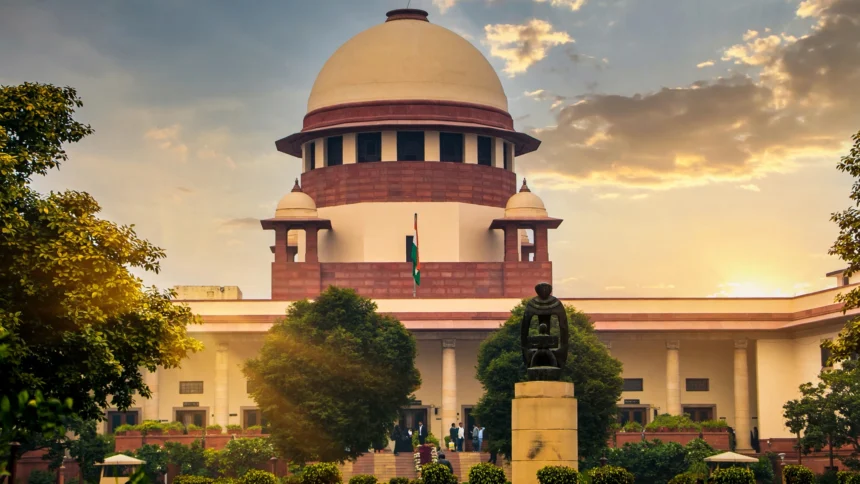 Supreme Court of India building at sunset. Photo: Subhashish Panigrahi / Wikimedia Commons (CC BY-SA 4.0), background composite.