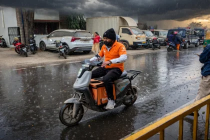 Swiggy delivery partner (photo: SerChevalerie / Wikimedia Commons; background composite)