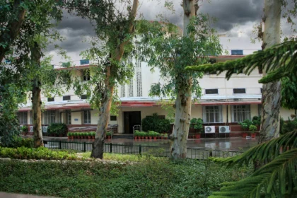 Dholpur House in New Delhi, the headquarters of the Union Public Service Commission. Photo: Ramesh lalwani / Wikimedia Commons (background composite)