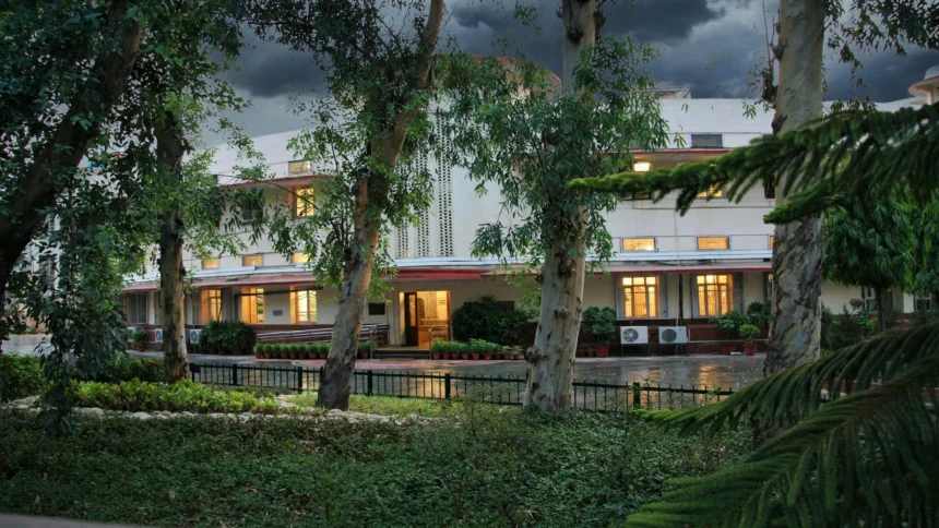 UPSC headquarters Dholpur House, New Delhi (building photo: Ramesh lalwani / Wikimedia Commons, CC BY-SA 4.0; editorial composite)